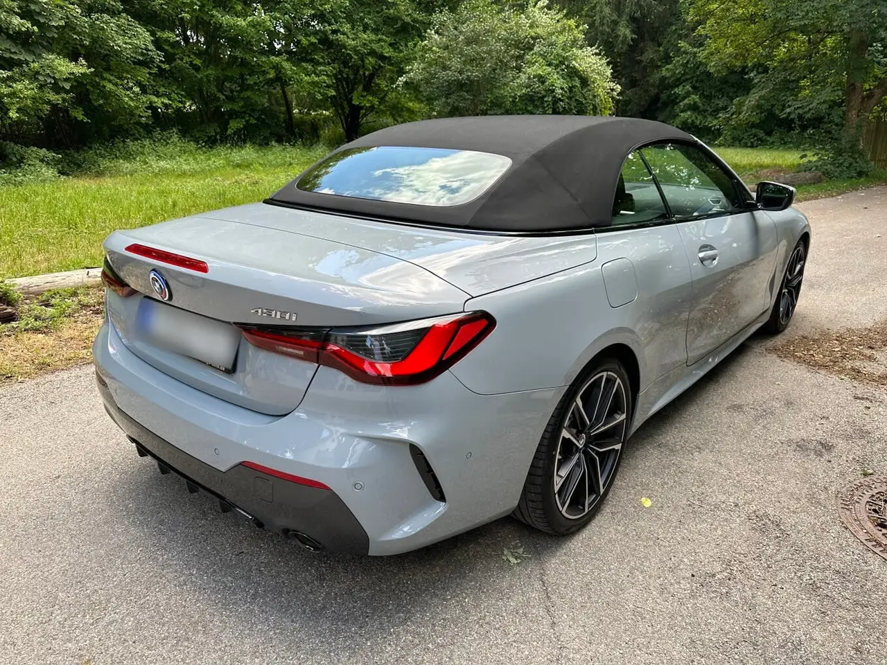 BMW 430i Cabrio 2023, front view — Cannes Lux Car Rental, Cannes. BMW 430i Cabrio in Cannes BMW 430i Cabrio rental in Cannes offers an open-top 2023…