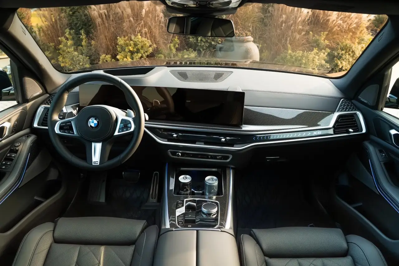 BMW X5 M-pack 30d 2025, extérieur — Cannes Lux Car Rental, Cannes. BMW X5 M-pack 30d à Cannes La location d'un BMW X5 M-pack 30d à Cannes donne accès à un…