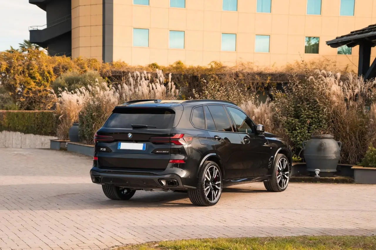 BMW X5 M-pack 30d 2025, vue avant — Cannes Lux Car Rental, Cannes. BMW X5 M-pack 30d à Cannes La location d'un BMW X5 M-pack 30d à Cannes donne accès à un…
