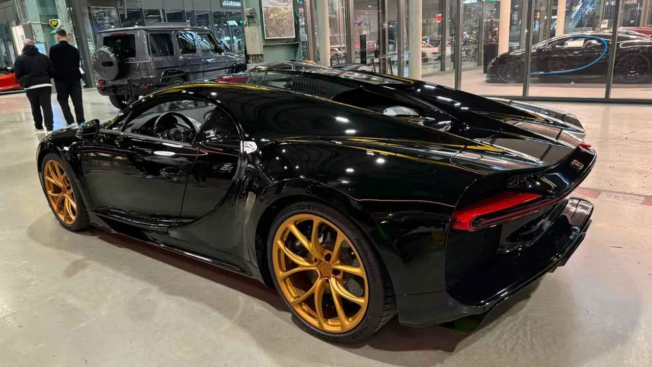 Bugatti Chiron 110 Ani 2019, vue avant — Cannes Lux Car Rental, Cannes. Bugatti Chiron 110 Ani à Cannes La location d'une Bugatti Chiron 110 Ani à Cannes donne…