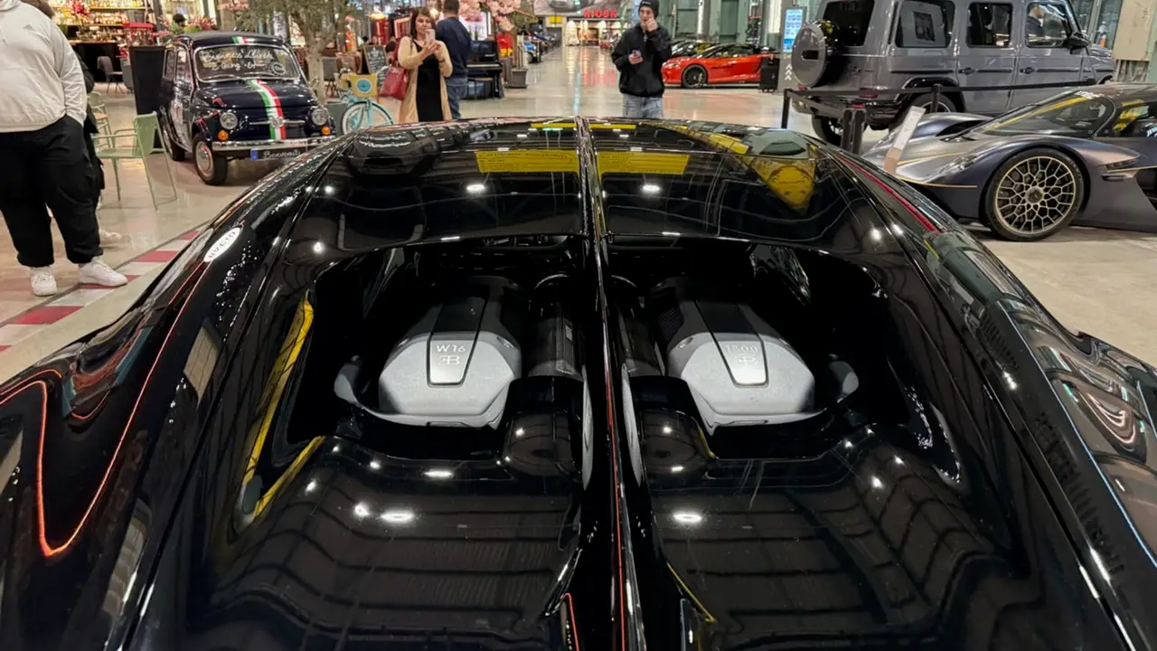 Bugatti Chiron 110 Ani 2019, vue arrière — Cannes Lux Car Rental, Cannes. Bugatti Chiron 110 Ani à Cannes La location d'une Bugatti Chiron 110 Ani à Cannes donne…