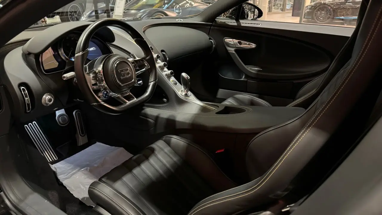 Bugatti Chiron 110 Ani 2019, intérieur — Cannes Lux Car Rental, Cannes. Bugatti Chiron 110 Ani à Cannes La location d'une Bugatti Chiron 110 Ani à Cannes donne…