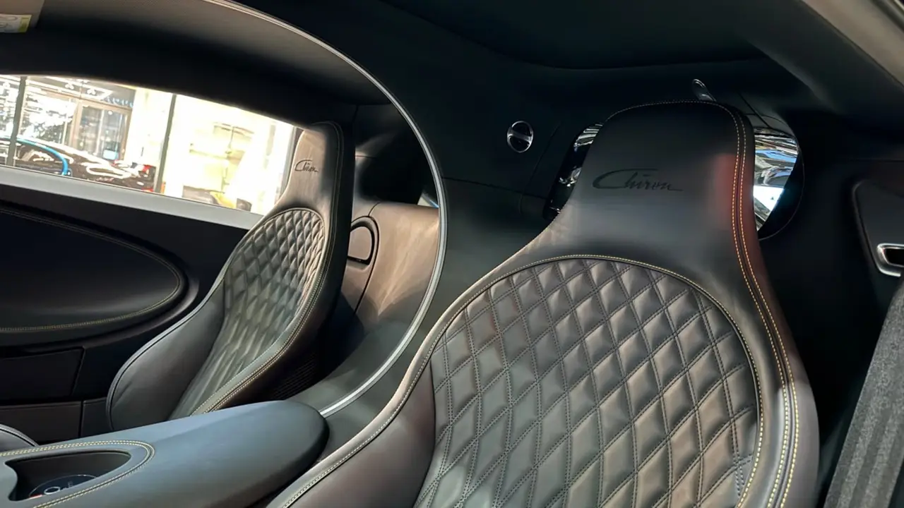 Bugatti Chiron 110 Ani 2019, tableau de bord — Cannes Lux Car Rental, Cannes. Bugatti Chiron 110 Ani à Cannes La location d'une Bugatti Chiron 110 Ani à Cannes donne…