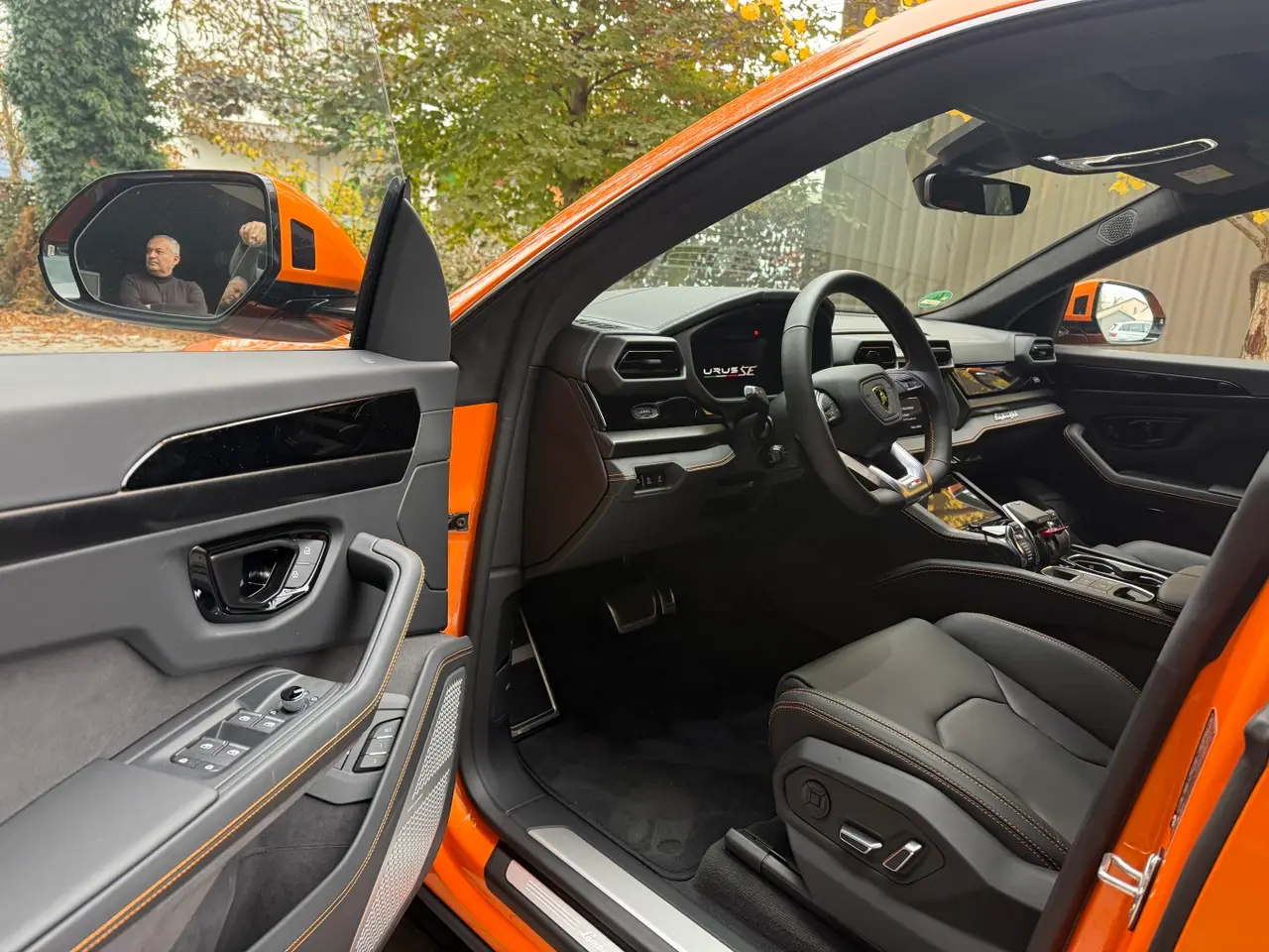 Lamborghini URUS SE 2025, interior — Cannes Lux Car Rental, Cannes. Lamborghini URUS SE en Cannes El alquiler del Lamborghini URUS SE en Cannes pone a su…