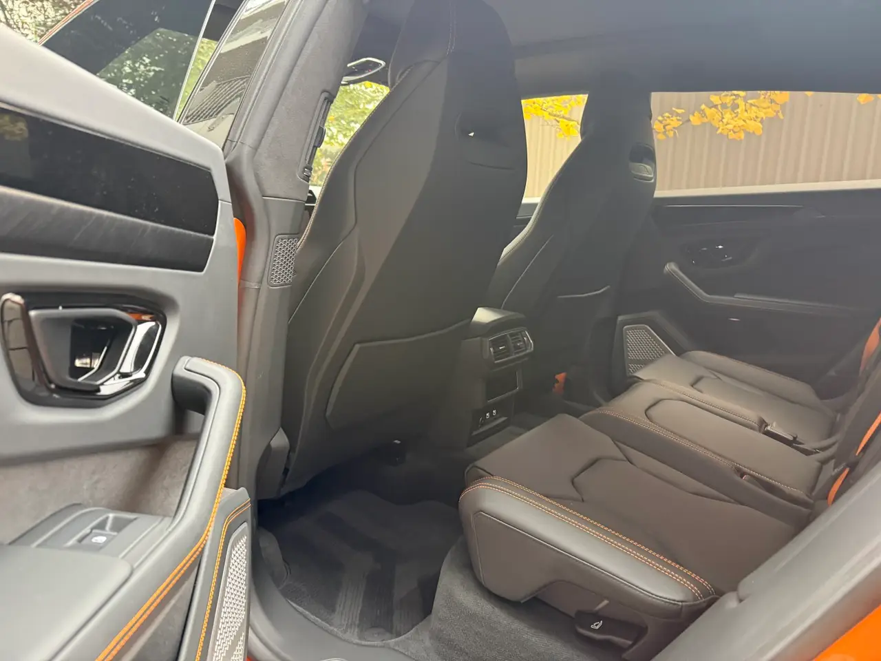 Lamborghini URUS SE 2025, salpicadero — Cannes Lux Car Rental, Cannes. Lamborghini URUS SE en Cannes El alquiler del Lamborghini URUS SE en Cannes pone a su…