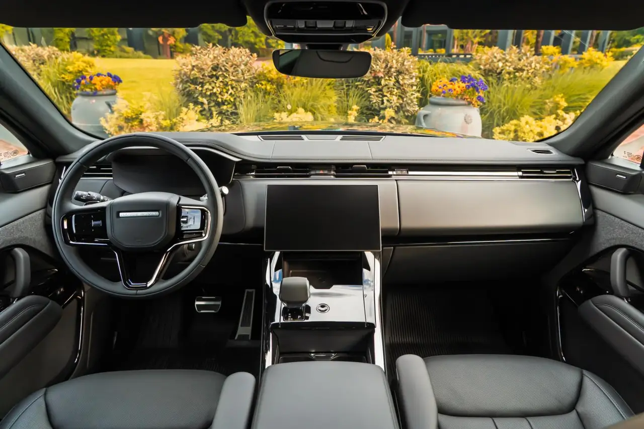 Land Rover Range Rover Sport Dynamic SE 2025, front view — Cannes Lux Car Rental, Cannes. Land Rover Range Rover Sport Dynamic SE in Cannes Land Rover Range Rover Sport Dynamic SE…