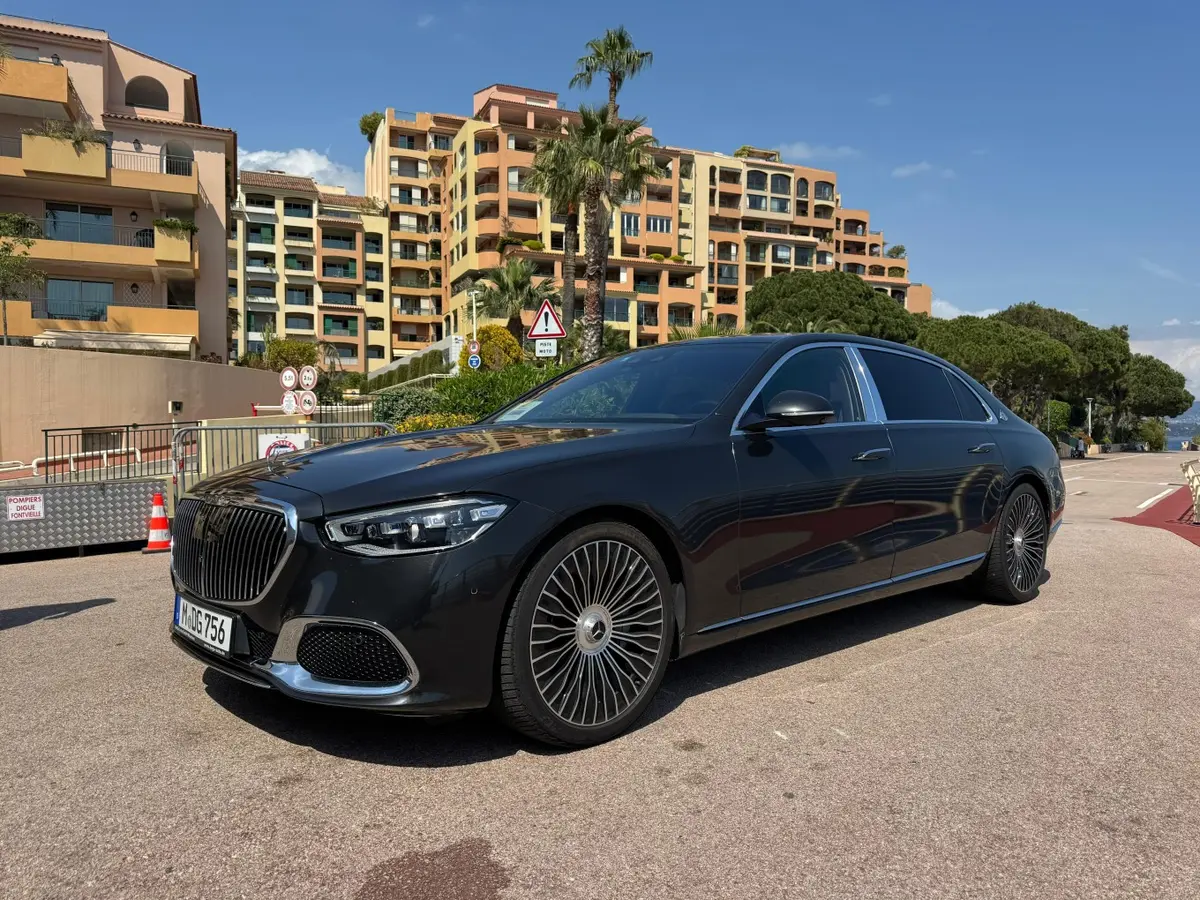 Maybach S580 2023, salpicadero — Cannes Lux Car Rental, Cannes. Traslados discretos a Mónaco con chófer disponible