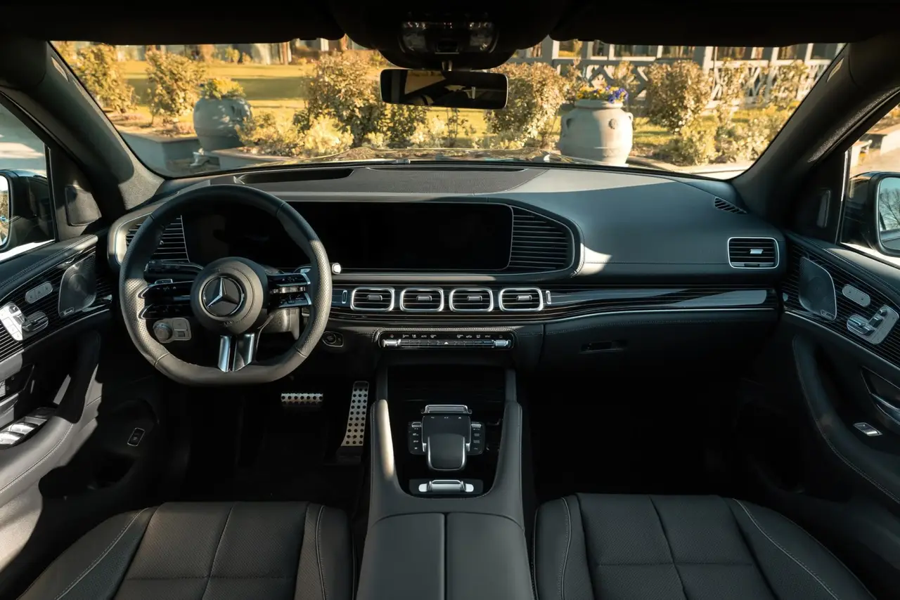Mercedes Benz GLS-klasse 350 D Exclusive 7 Posti 2025, front view — Cannes Lux Car Rental, Cannes. Mercedes Benz GLS-klasse 350 D Exclusive 7 Posti in Cannes Mercedes Benz GLS-klasse 350 D…