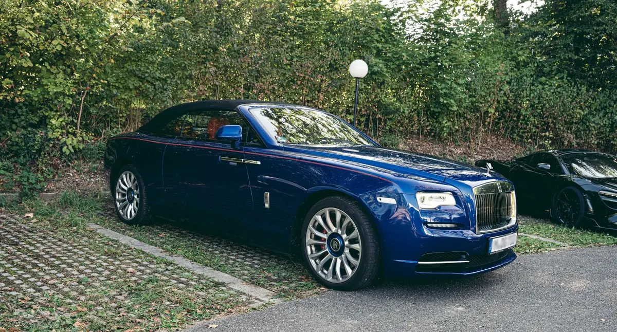 Rolls-Royce Dawn 2022 — Cannes Lux Car Rental, Cannes. Rolls-Royce Dawn en Cannes El alquiler del Rolls-Royce Dawn en Cannes permite disponer de…