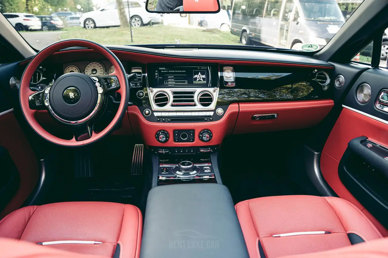 Rolls-Royce Dawn 2022, exterior — Cannes Lux Car Rental, Cannes. Rolls-Royce Dawn en Cannes El alquiler del Rolls-Royce Dawn en Cannes permite disponer de…