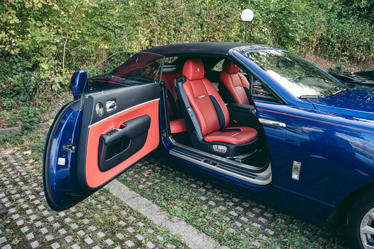 Rolls-Royce Dawn 2022, vista frontal — Cannes Lux Car Rental, Cannes. Rolls-Royce Dawn en Cannes El alquiler del Rolls-Royce Dawn en Cannes permite disponer de…
