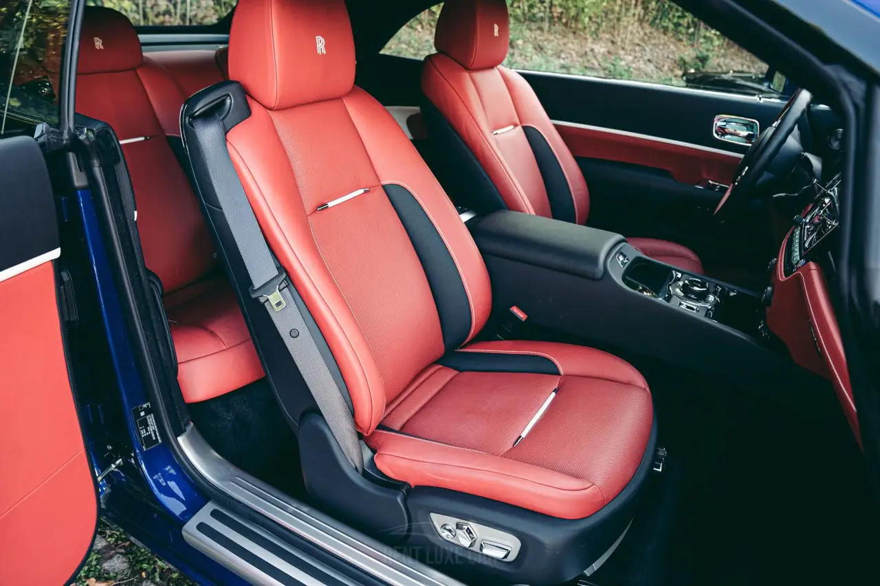Rolls-Royce Dawn 2022, vista trasera — Cannes Lux Car Rental, Cannes. Rolls-Royce Dawn en Cannes El alquiler del Rolls-Royce Dawn en Cannes permite disponer de…