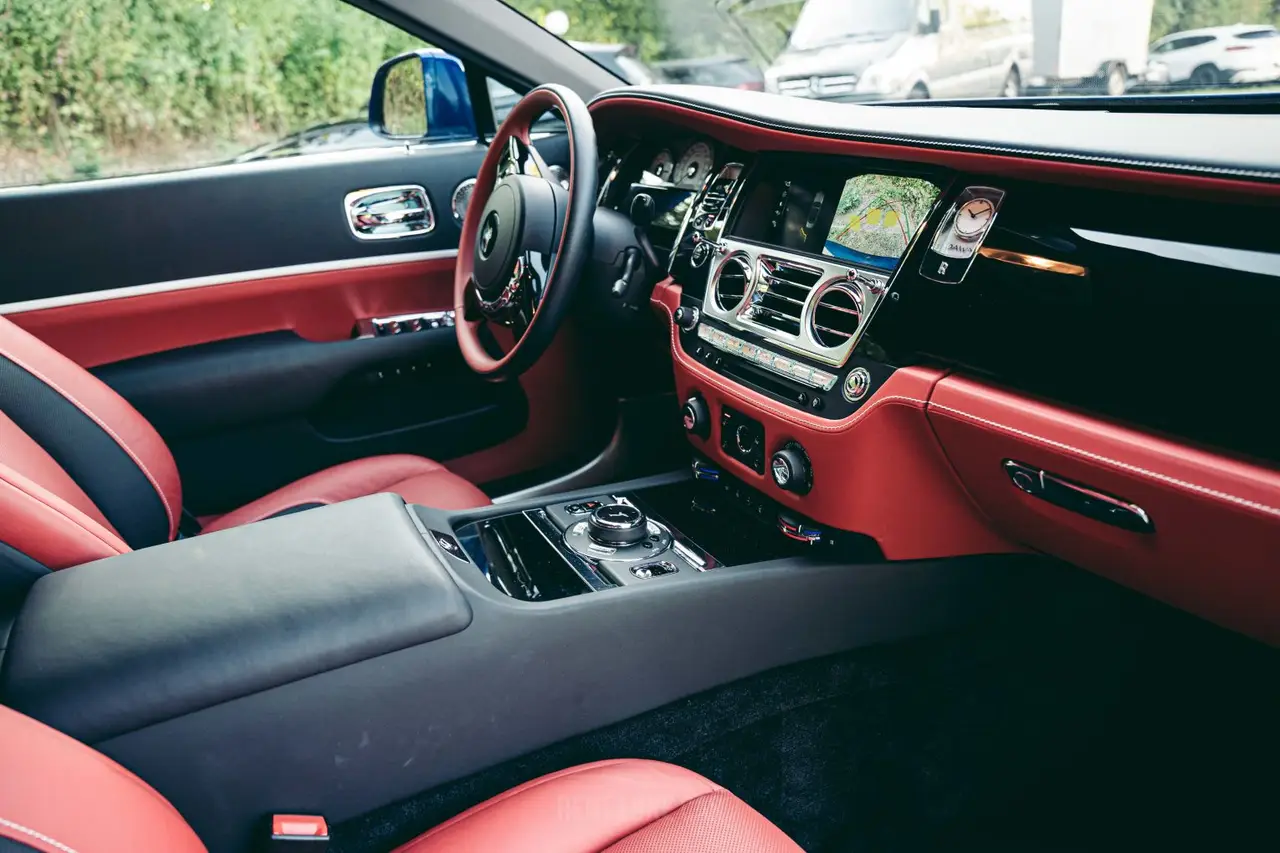 Rolls-Royce Dawn 2022, interior — Cannes Lux Car Rental, Cannes. Rolls-Royce Dawn en Cannes El alquiler del Rolls-Royce Dawn en Cannes permite disponer de…