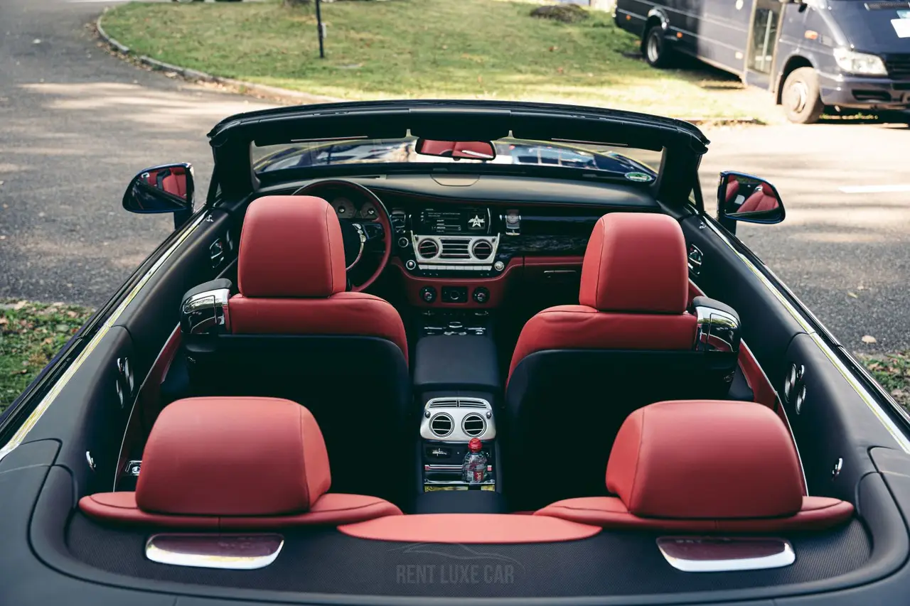 Rolls-Royce Dawn 2022, salpicadero — Cannes Lux Car Rental, Cannes. Rolls-Royce Dawn en Cannes El alquiler del Rolls-Royce Dawn en Cannes permite disponer de…